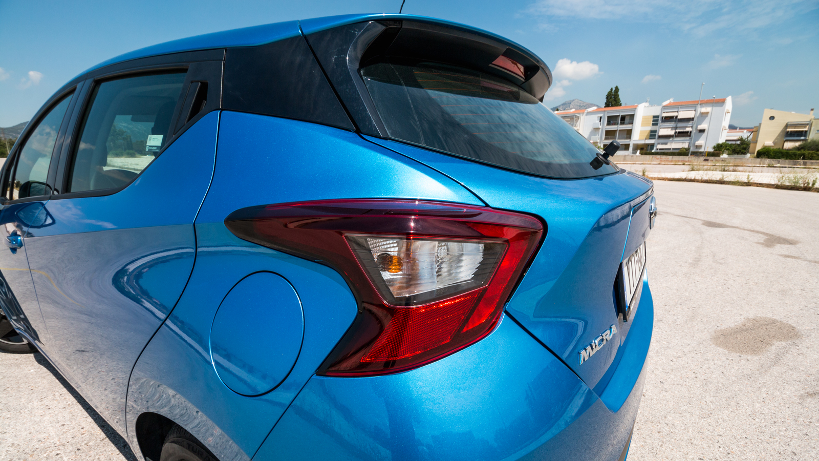 Τα πίσω  φωτιστικά σώματα τύπου boomerang κλέβουν την παράσταση και έρχονται σε αρμονία με τα εμπρός